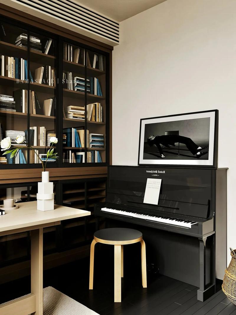 一个老年人总喜欢嗡嗡嗡唱无名歌调是什么情况