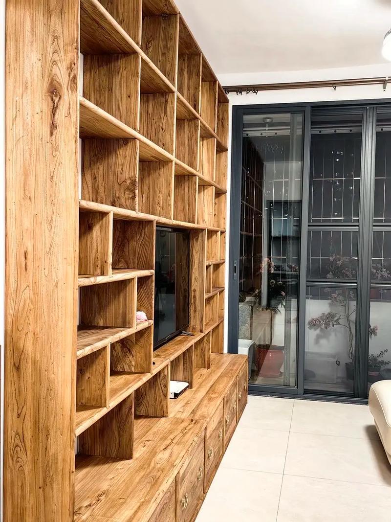 蔡少芬年过半百近乎零皱纹 逛商场专挑打折店 蔡少芬年过半百近乎零皱纹 逛商场专挑打折店