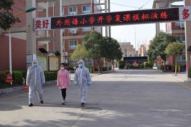 主动给的是偏爱,伸手要的是施舍的文案