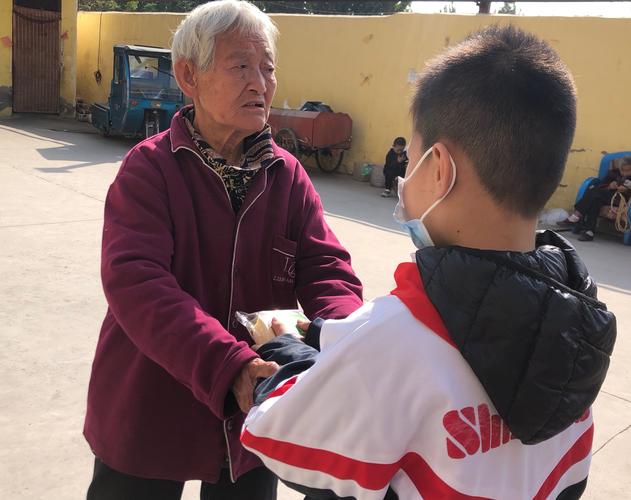 形容月亮的词语 形容月亮的词语