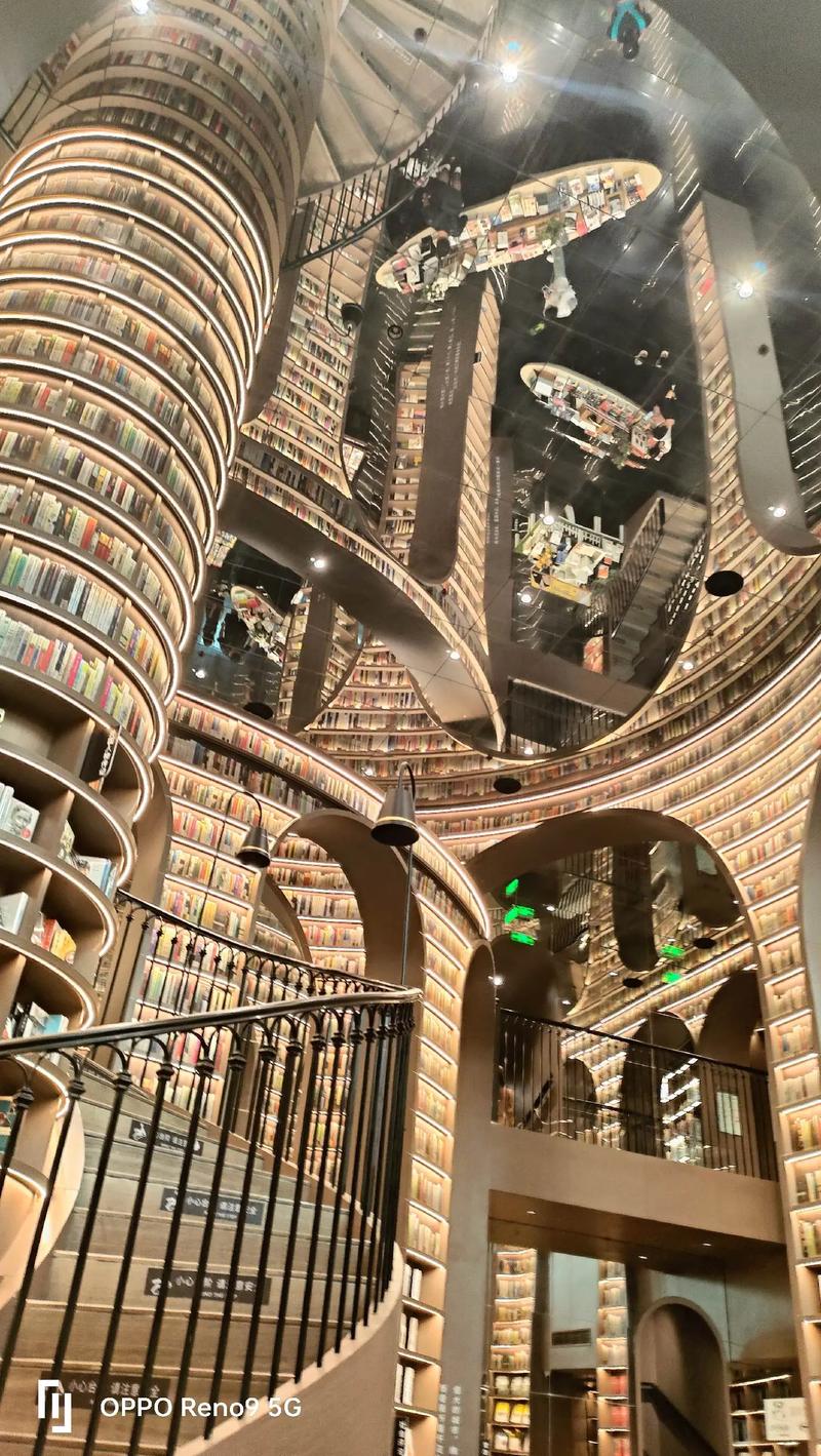 71岁教师火车遇20年前学生 精准叫名引全网泪目