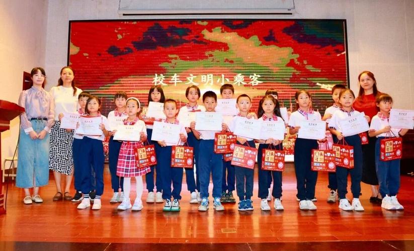 明星事业线起反应 网红“唐小鱼”穿旗袍秀事 明星事业线起反应 网红“唐小鱼”穿旗袍秀事