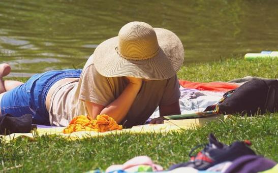 现在不少家长在小学阶段就把孩子送去私立学校寄宿，对孩子来说是利大于弊还是弊大于利